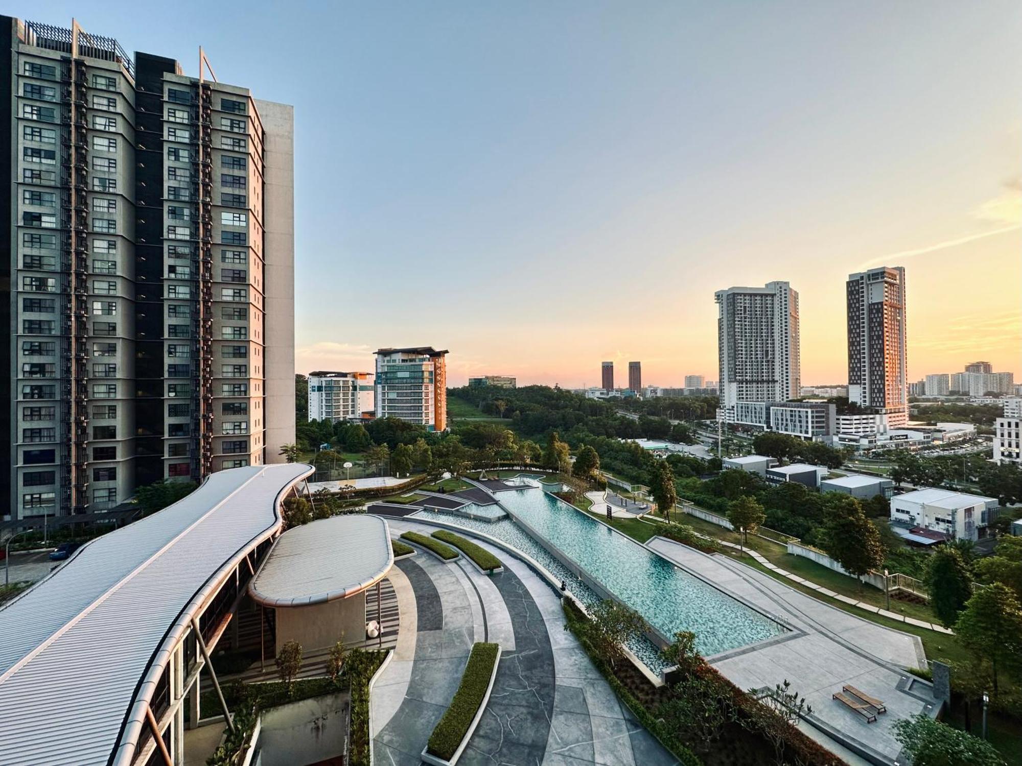 Cozy Hyve Soho Suites Cyberjaya Exterior photo